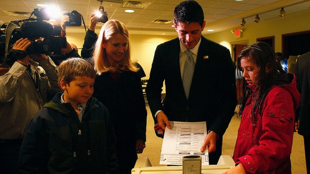 Acompanhado da mulher e filhos, candidato republicano a vice-presidente, Paul Ryan, votou em Janesville nesta terça-feira (6)