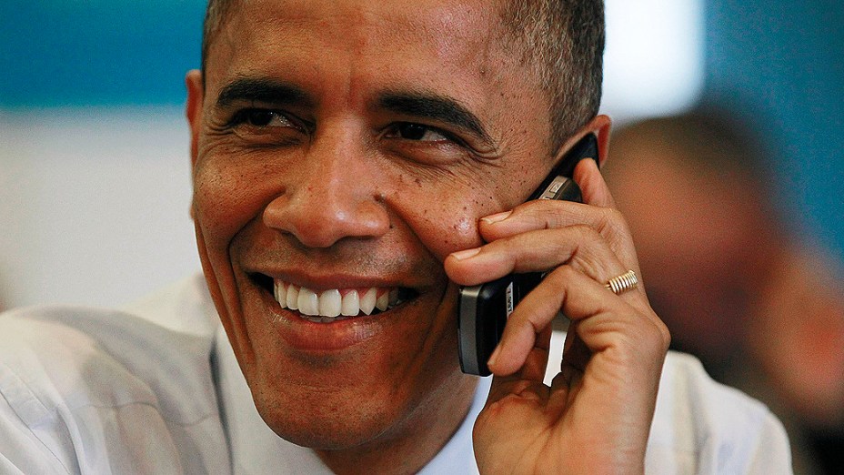 O presidente Obama chama voluntário em escritório de campanha em Chicago, Illinois