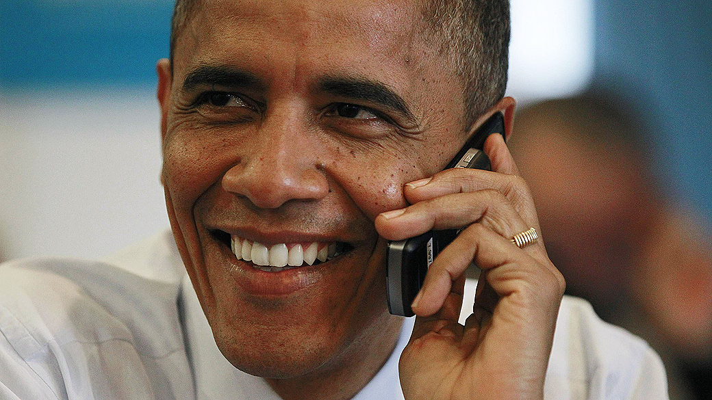 O presidente Obama chama voluntário em escritório de campanha em Chicago, Illinois