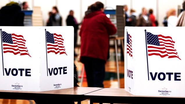 Americanos votam em colégio eleitoral, na cidade de Sterling Heights, no estado de Michigan