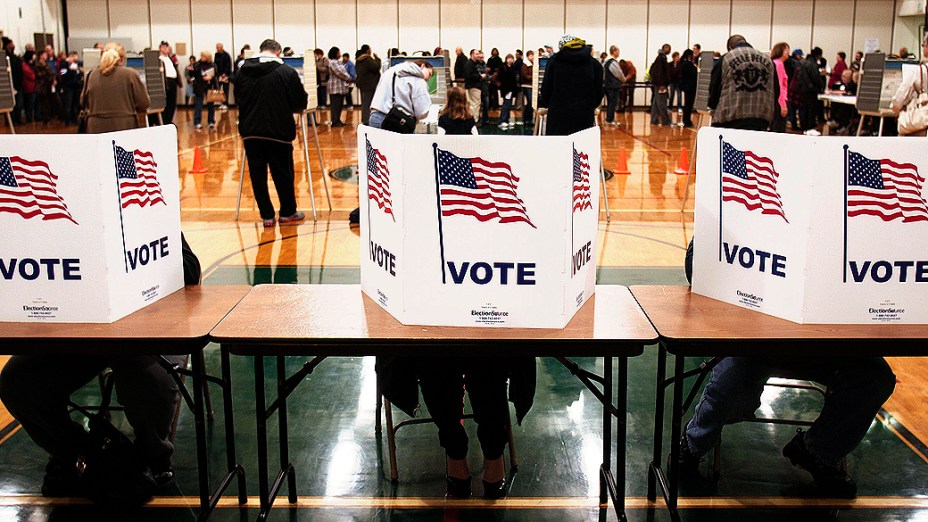 Americanos votam em colégio eleitoral, na cidade de Sterling Heights, no estado de Michigan