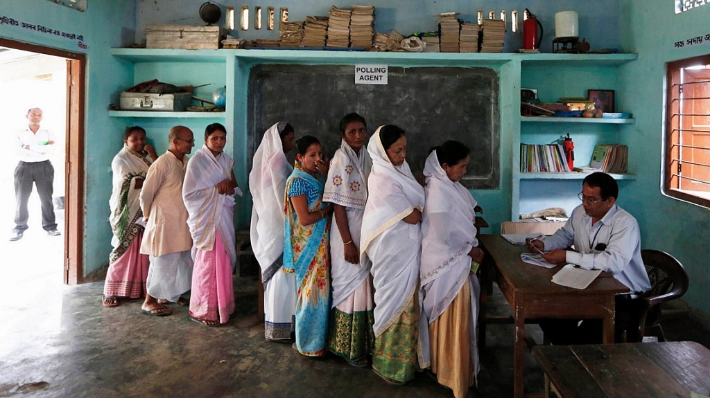 Eleitoras indianas esperam para votar em Majuli, ilha localizada no rio Brahmaputra, no estado de Assam