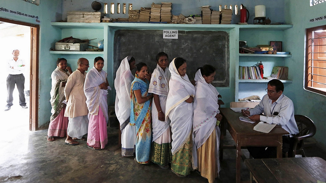 Eleitoras indianas esperam para votar em Majuli, ilha localizada no rio Brahmaputra, no estado de Assam