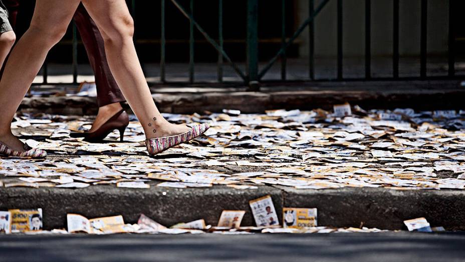 Lixo nas calçadas do Colégio Mackenzie, maior zona eleitoral de São Paulo