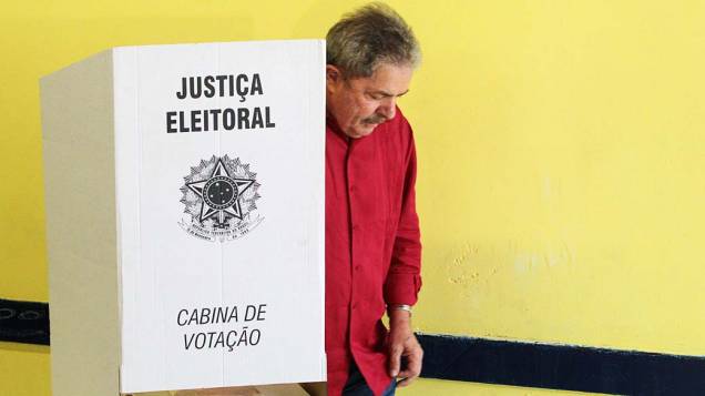 O ex-presidente Lula vota na Escola João Firmino, região do Grande ABC