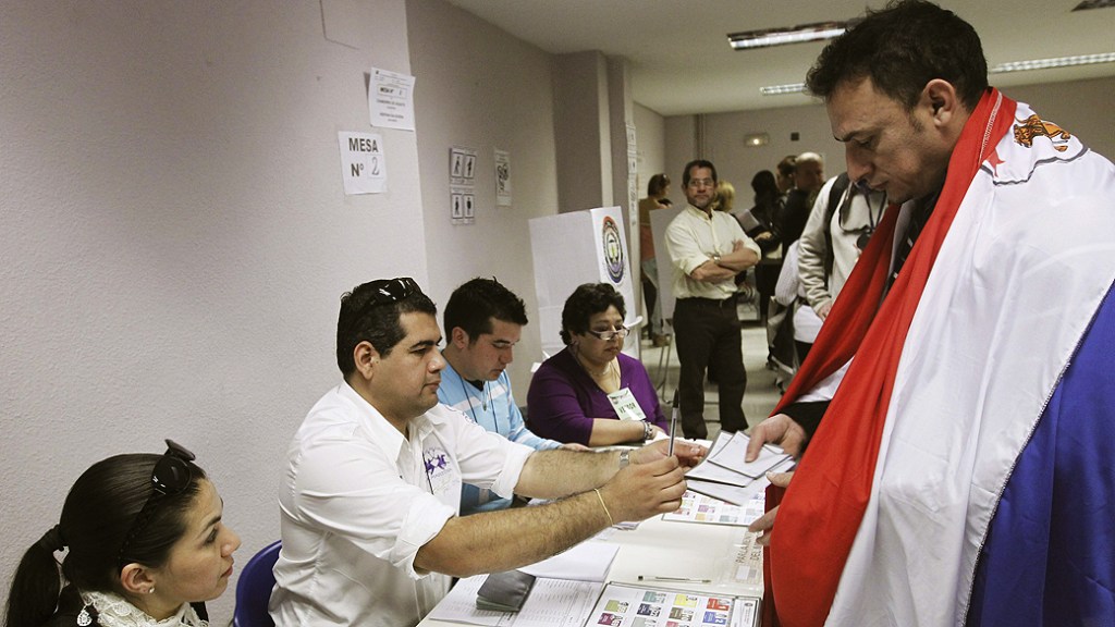 Os colégios eleitorais abriram neste domingo no Paraguai às 7h local (8h, horário de Brasília)
