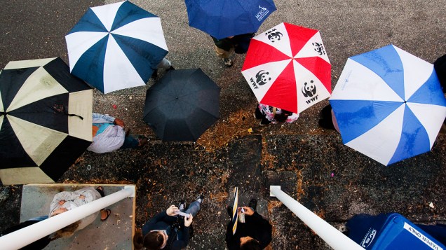 Eleitores enfrentam a fila e a chuva para votar na Flórida