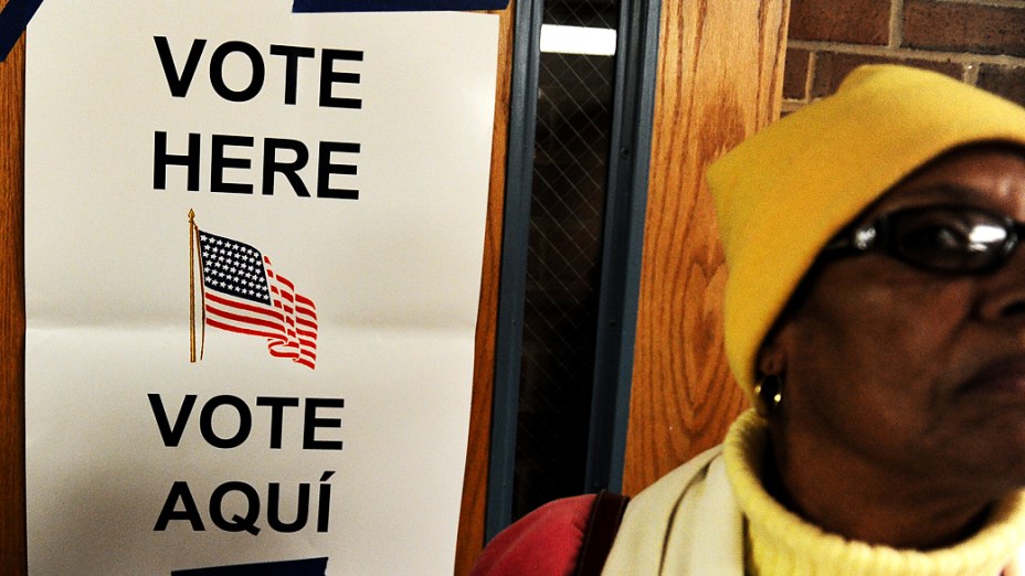 Pessoas aguardam para votar em Alexandria, Virginia