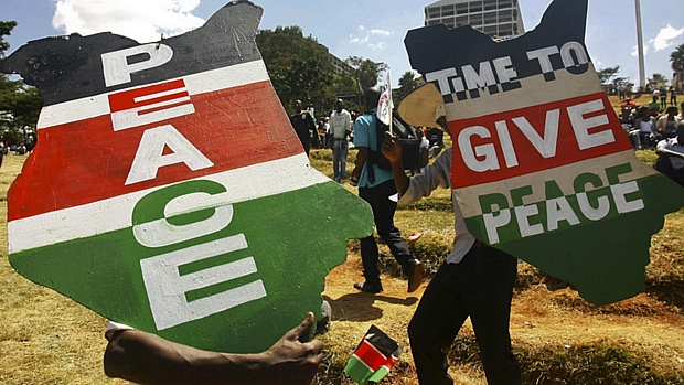 Manifestantes em Nairóbi pedem paz durante eleições gerais quenianas