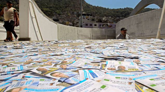 Panfletos de candidatos espalhados em frente a um colégio eleitoral, no Rio de Janeiro