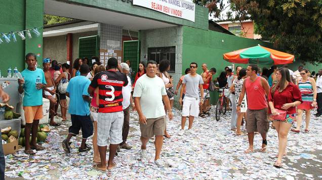 Propaganda eleitoral jogados em frente ao colégio estadual Luiz Vianna, em Salvador