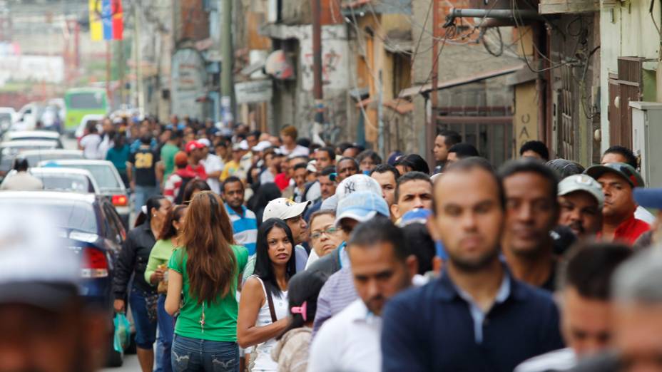 Cerca de 19 milhões de venezuelanos decidem quem será o líder do país nos próximos seis anos