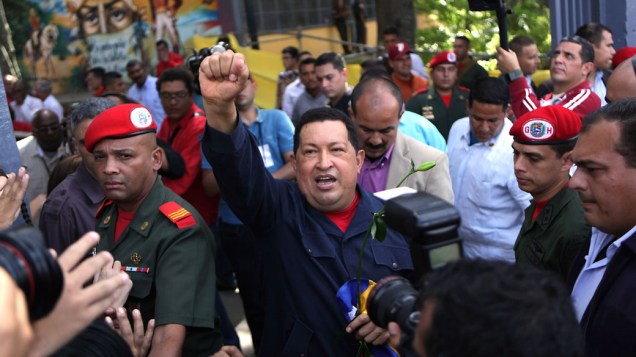 Hugo Chávez acena ao chegar ao local de votação em Caracas, Venezuela
