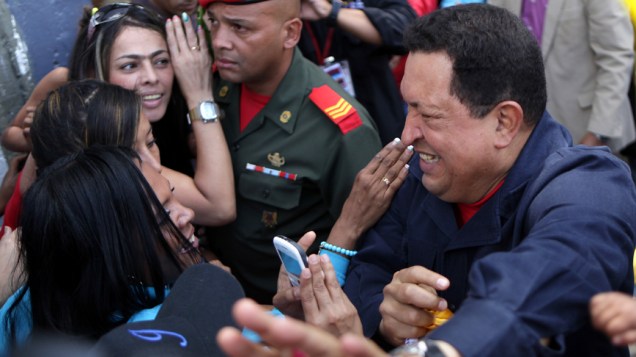 Hugo Chávez cumprimento eleitores na chegada ao local de votação em Caracas, Venezuela