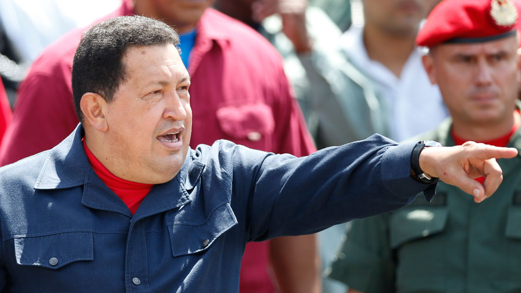 Presidente da Venezuela, Hugo Chávez, na chegada ao local de votação durante a eleição presidencial, em Caracas, Venezuela