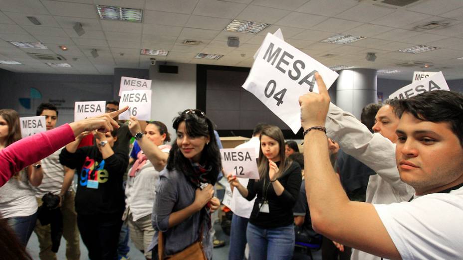 Cidadãos venezuelanos esperam para votar nas eleições presidenciais de seu país hoje, em Madri, uma das cinco cidades onde podem exercer o seu voto