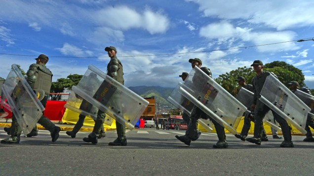 Membros da Milícia Bolivariana marcham por uma rua de Caracas no dia da eleição presidencial na Venezuela