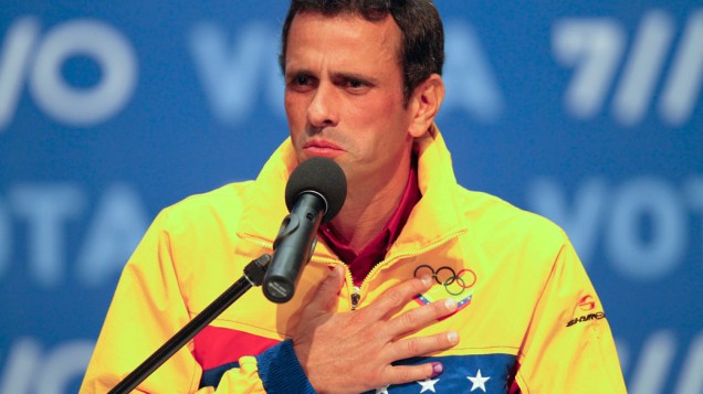 Candidato da oposição Henrique Capriles durante coletiva após os resultados da eleição confirmarem a vitória do atual presidente Hugo Chávez