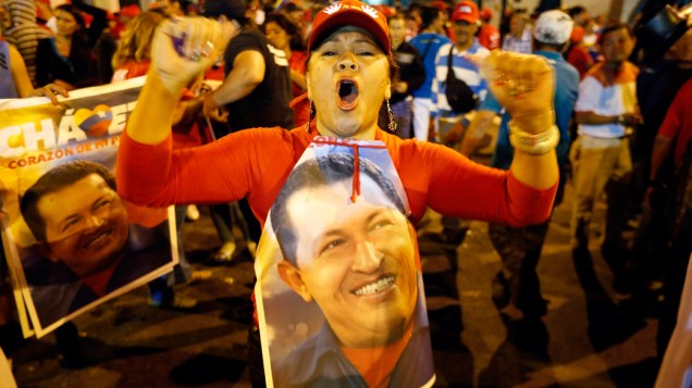 Partidários do presidente venezuelano Hugo Chávez se reuniram fora o Palácio de Miraflores para esperar os resultados das eleições presidenciais em Caracas
