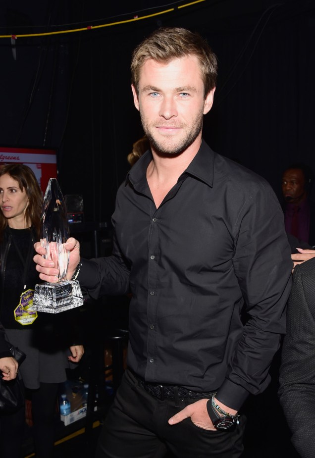 Eleito melhor ator de filme de ação, Chris Hemsworth recebe prêmio no  People’s Choice Awards