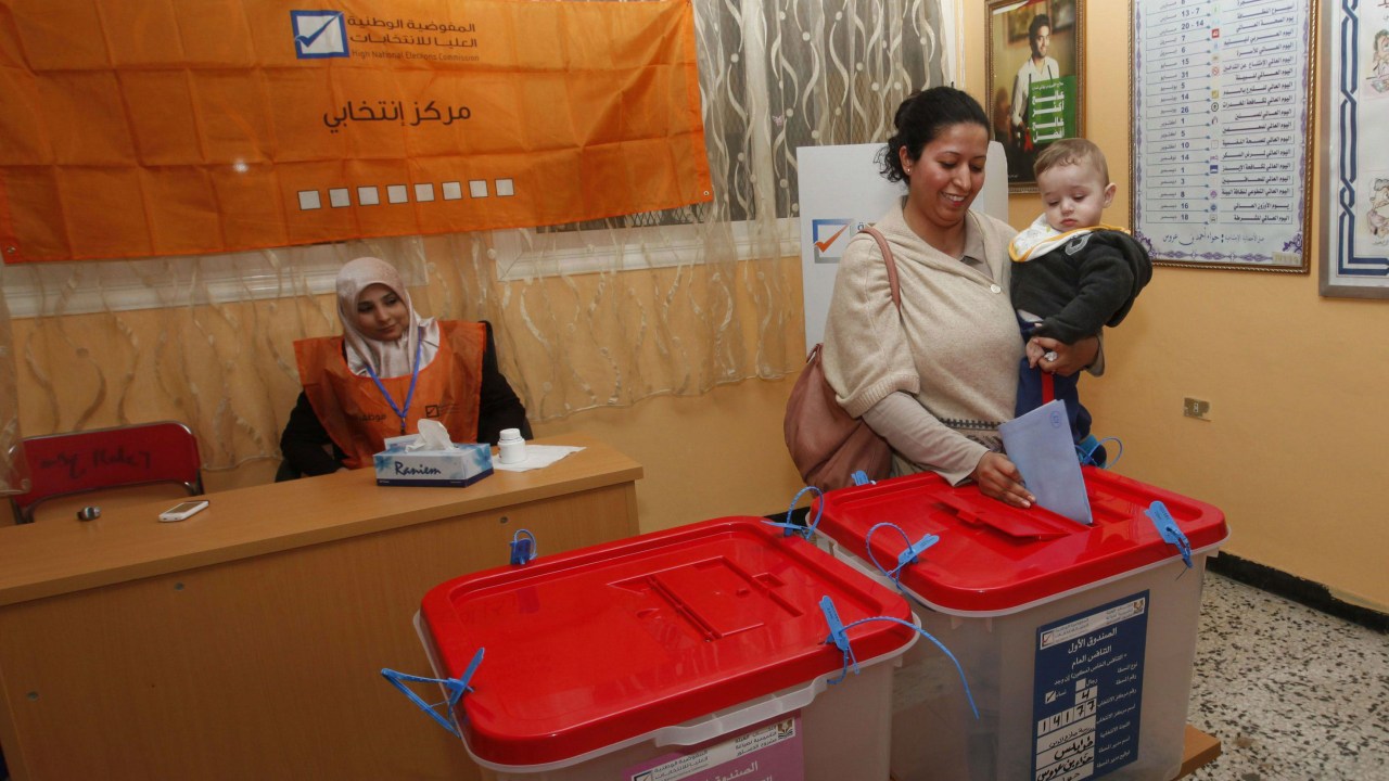 Eleitora líbia deposita o seu voto para formar uma nova assembleia constituinte no país