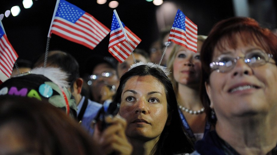 Eleitores acompanham apuração em Chicago, onde Obama inciou sua carreira política