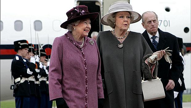 As rainhas Elizabeth, da Grã-Bretanha, e Beatrix, da Holanda
