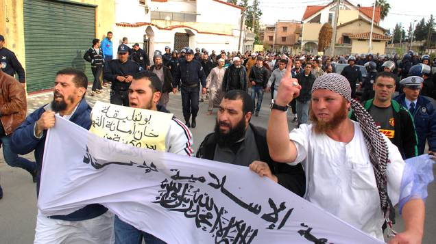 Em Argel, manifestantes Islâmicos entram em confronto com forças de segurança durante protesto contra a decisão do presidente Abdelaziz Bouteflika permitindo que caças franceses possam voar no espaço aéreo argelino
