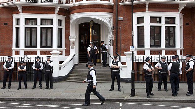 Policiais fazem guarda em frente à embaixada do Equador em Londres