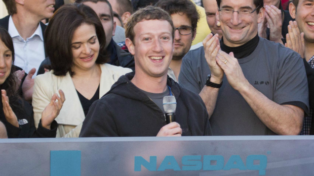  <br><br>  Emocionado, Mark Zuckerberg anuncia, na Califórnia, estreia do Facebook na Nasdaq