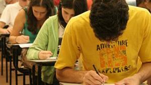 Mais de 551 000 alunos de todo país que estão concluindo o ensino superior realizaram neste domingo o Exame Nacional de Desempenho de Estudantes (Enade)