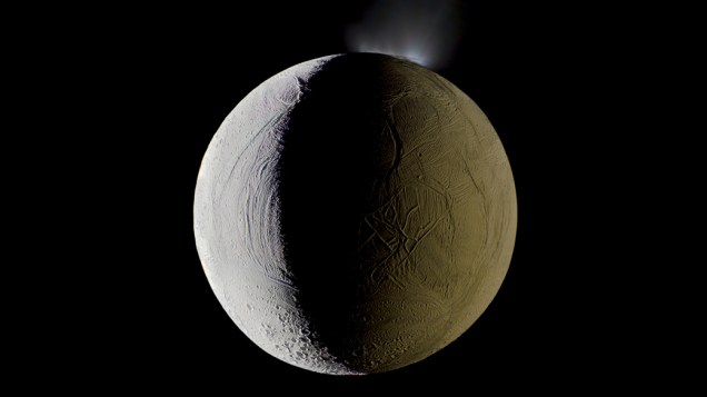 Enceládo, uma das luas de Saturno, lança vapor dágua no espaço. Mosaico feito com imagens da sonda Cassini, em dezembro de 2009.