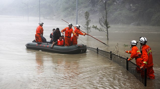 Equipes de resgate trabalham em Beichuan