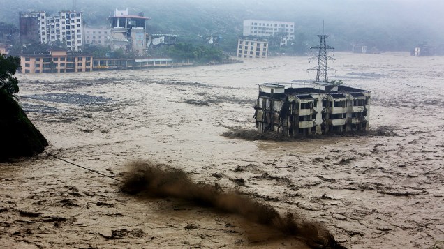 Enchentes atingem província de Sichuan, no sudoeste da China, nesta quarta-feira (10). As fortes chuvas que atingiram várias províncias do país desde o final de semana afetaram milhões de pessoas e provocaram deslizamentos de terra