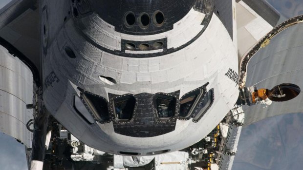 O ônibus espacial Endeavour pouco antes de se acoplar à Estação Espacial Internacional