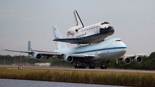 Ônibus espacial é transportado acoplado em um avião até Los Angeles e deverá fazer sobrevoos no Texas, na Califórnia e em Luisiana