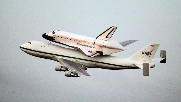 Endeavour faz último voo antes de virar peça de museu. O ônibus espacial Endeavour decolou hoje às 8h22 (horário de Brasília) do Kennedy Space Center, na Flórida, acoplado em um avião adaptado