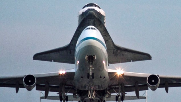 Endeavour começa viagem rumo à Los Angeles. Ônibus espacial é transportado acoplado a um avião