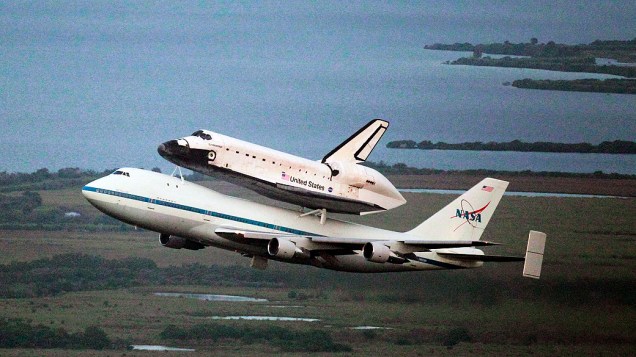 Endeavour faz último voo antes de virar peça de museu. O ônibus espacial Endeavour decolou hoje às 8h22 (horário de Brasília) do Kennedy Space Center, na Flórida, acoplado em um avião adaptado