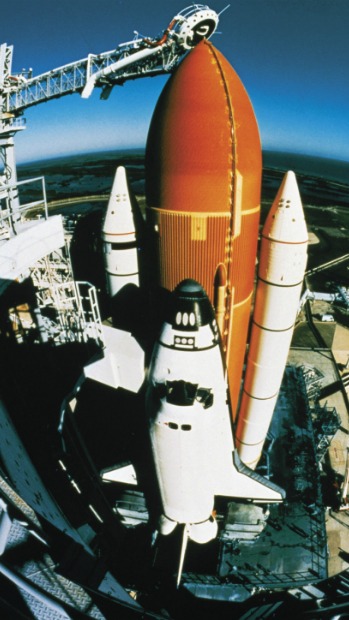 <p>Endeavour (OV-105) - Primeiro voo: 7 a 16 de maio de 1992; Último voo: 16 de maio a 1º de junho de 2001; Número de missões: 25. Foi durante a primeira missão do Endeavour que a mais longa atividade extraveicular (EVA) dos Estados Unidos foi realizada desde Apollo 17. Responsável por capturar um satélite fora da rota e recuperar a unidade japonesa Space Flyer, acoplou à estação russa Mir para a troca de astronautas, além de auxiliar na entrega de peças à Estação Espacial Internacional. O ônibus foi construído com o objetivo de substituir a Challenger</p>