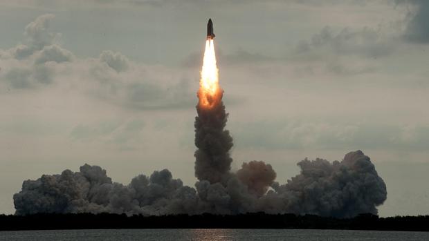 16/maio/2011 - O ônibus espacial Endeavour decola para sua última missão, em busca da matéria negra
