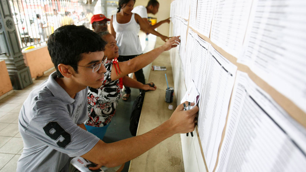 Em Salvador, estudantes verificam seus nomes na lista de inscritos antes do início da prova do Enem. 06/11/2010