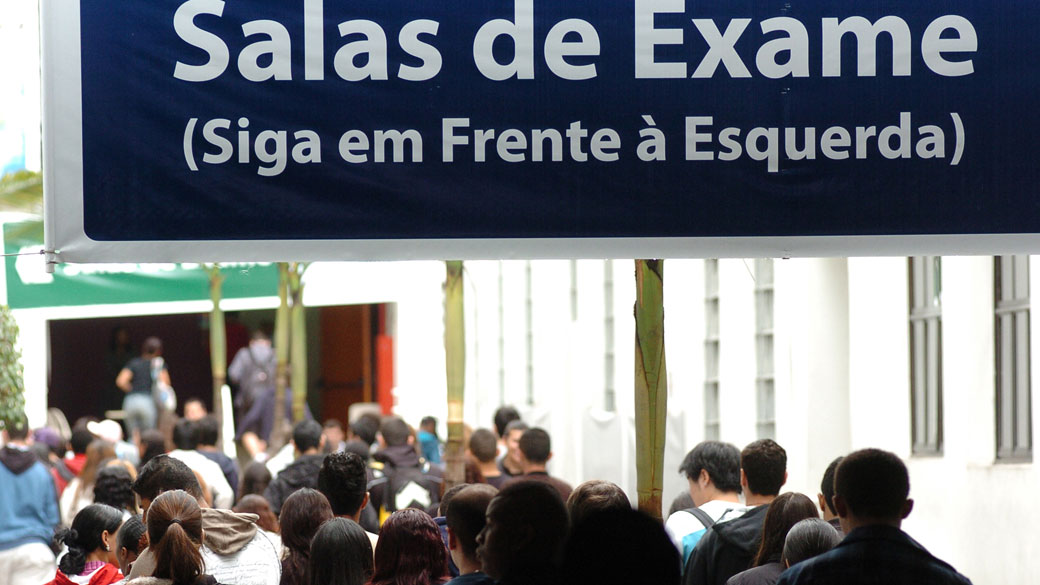 Fila na entrada de faculdade em São Paulo durante o primeiro dia de prova do Enem. 06/11/2010