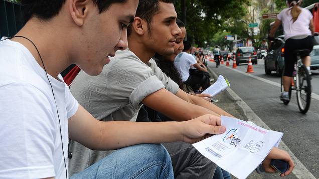 Estudantes antes do segundo dia de provas do Enem na Unip Vergueiro, em São Paulo