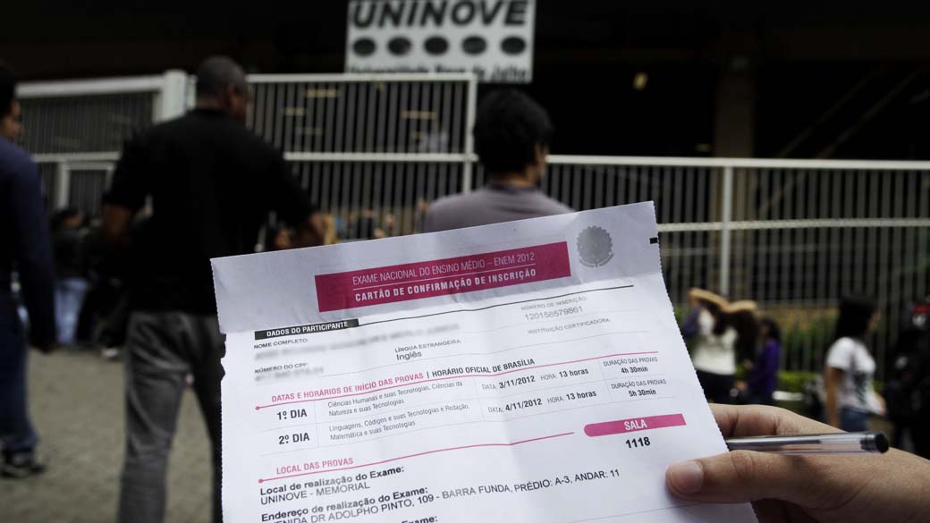 Estudantes aguardam o início da prova do Exame Nacional do Ensino Medio (ENEM) na faculdade Uninove, em São Paulo