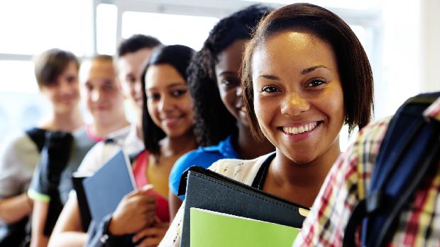 Instituições que oferecerem bolsa a alunos de baixa renda terão abatimento de dívida