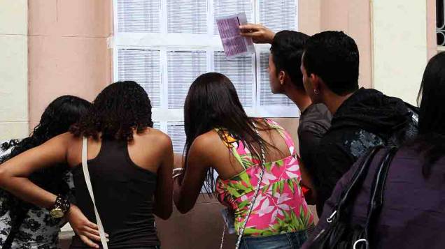 Estudantes antes do início da prova do Exame Nacional do Ensino Médio (ENEM) na Escola Estadual Central, em Belo Horizonte