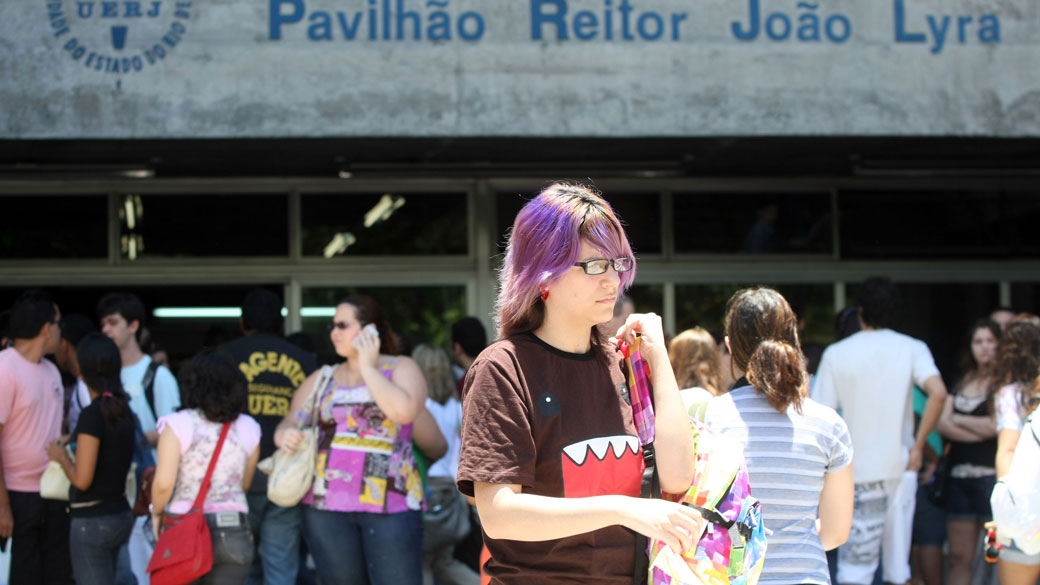 Estudantes chegam à UERJ para o segundo dia das provas do Enem no Rio de Janeiro. 07/11/2010