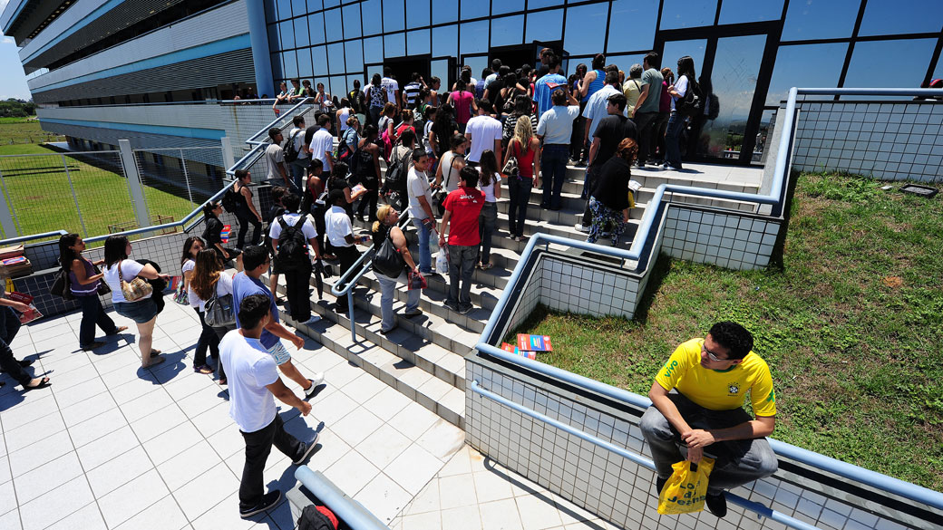 Estudantes chegam a local de prova, em São José dos Campos, no segundo dia de realização do Enem 2010