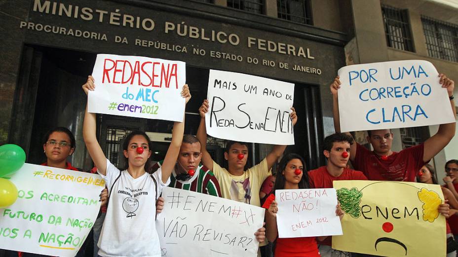 Candidatos do Enem realizam passeata pelas ruas do centro do Rio de Janeiro, nesta quarta-feira. Revoltados com as notas da redação do Enem 2012